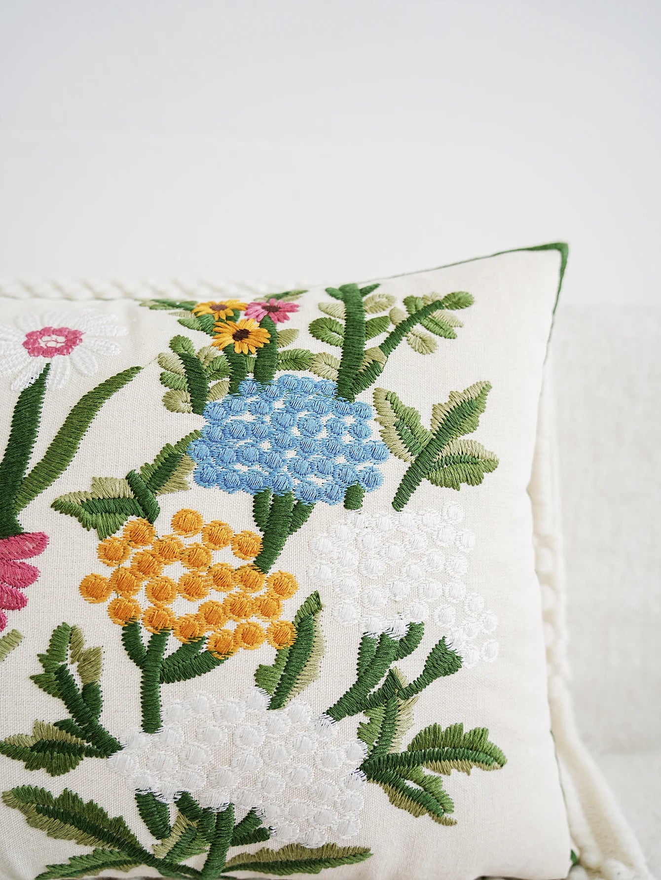 Housse de coussin brodée florale de jardin exquise