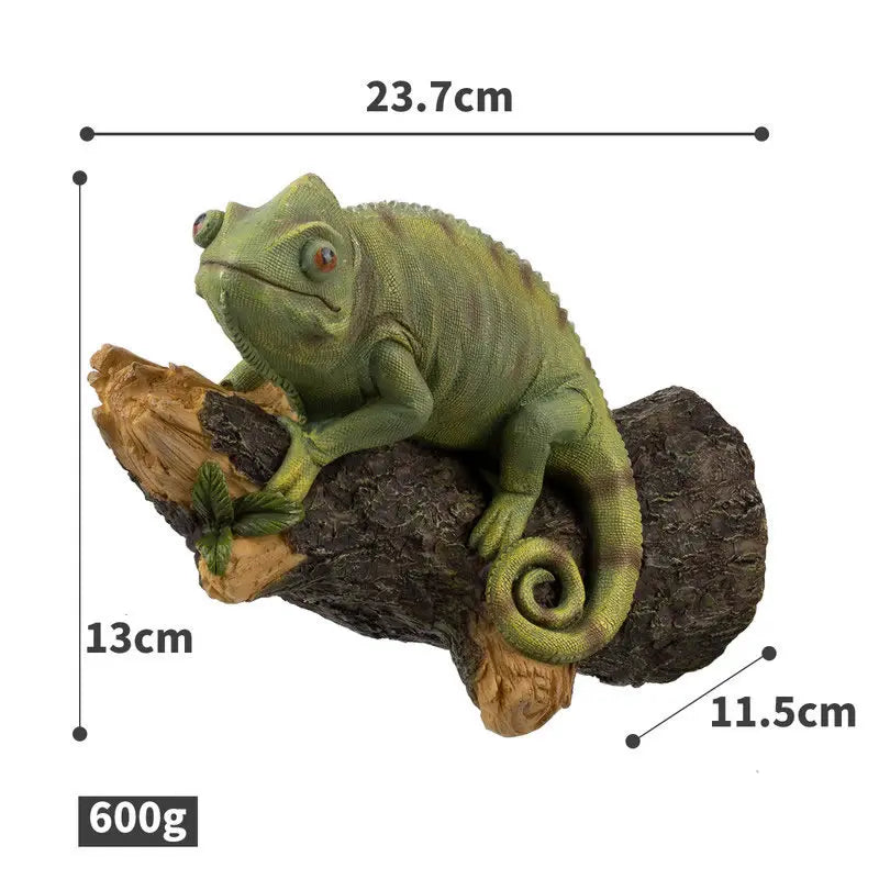 Figurine de caméléon en résine sur l'arbre